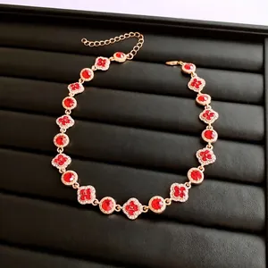 Collier doré vintage de luxe avec pendentifs fleurs en pierres rouges et cristaux