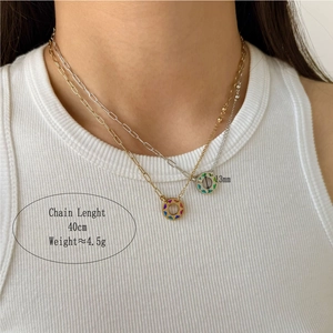 Collier double couche à maillons trombones dorés avec pendentif soleil en émail coloré