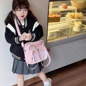 Sac ITA rose pour enfant avec poche transparente, porté par un petit mannequin
