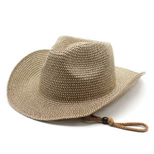 Détail du chapeau de cowboy en paille tressée avec fibres brunes et cordon coupe-vent