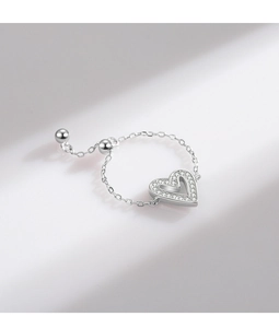 Vista macro dell'anello in argento S925 con cuore traforato e catena regolabile