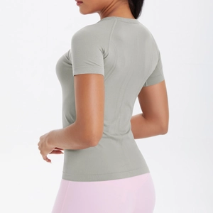Dettaglio della maglietta sportiva grigio-verde con texture jacquard traspirante da donna