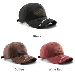 Détail de trois casquettes vintage avec broderie NEW YORK et finitions usées