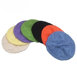 Détail des bérets en tricot montrant des motifs torsadés vintage en plusieurs couleurs