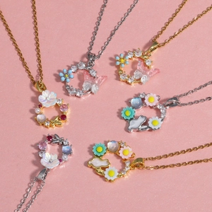 Collier couronne florale colorée avec papillons en résine et cristaux pour femmes