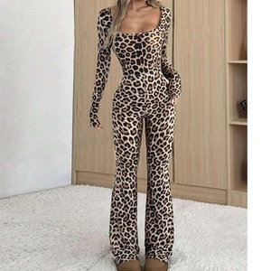 Leopard-Print Jumpsuit mit eckigem Ausschnitt und ausgestelltem Saum in schmaler Passform