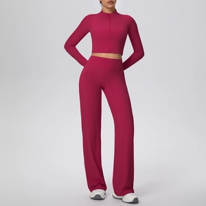 Détail de l'ensemble de yoga rose rouge avec haut zippé à manches longues et pantalon large