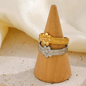 Minimalist daisy flower adjustable rings in gold and silver finish for women