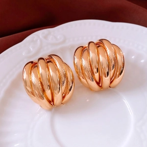 Boucles d'oreilles nœuds dorés multicouches avec textures polies et brossées chics