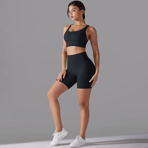 Vista frontale di un set da yoga nero con reggiseno sportivo e pantaloncini fitness