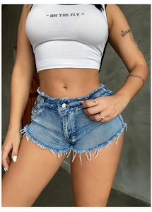 Detailansicht des ausgefransten Saums und der Vintage-Waschung dieser Denim-Shorts