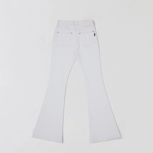 Vue détaillée du dos d'un jean évasé blanc avec poches et texture denim à taille haute