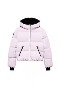 Details der lavendelfarbenen Steppjacke mit schwarzen Reißverschlüssen und Windschutz