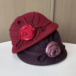 Details von Wollfilzhüten mit Satinrosen und Netzdekor in Burgund und Lila