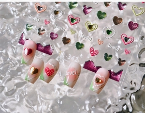 Détail macro des stickers ongles cœurs 3D TL-342 effet gel coloré avec texte Lovely