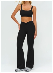 Dettaglio completo yoga nero con canotta scollo a U e pantaloni a zampa con vita a V