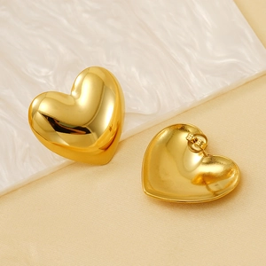 Polished heart-shaped gold earrings in 18k stainless steel for a minimalist fashion look