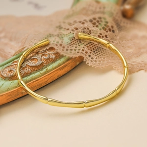 Eleganter 18K vergoldeter Bambus-Gelenk-Armreif mit hochglanzpolierter Oberfläche