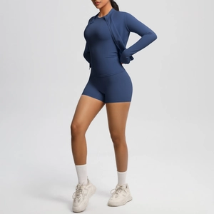 Vue détaillée de l'ensemble de yoga bleu marine trois pièces avec veste et short