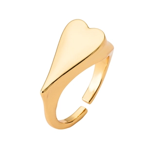 Detalle de anillo de corazón dorado ajustable con acabado pulido y diseño abierto