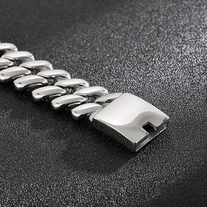 Vue détaillée du bracelet gourmette en acier inoxydable avec son fermoir carré robuste