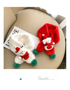 Détail de l'écharpe de Noël en peluche avec bonhomme de neige 3D et pompons verts