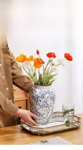 Dettaglio di un vaso vintage in porcellana bianca e blu con motivi floreali classici