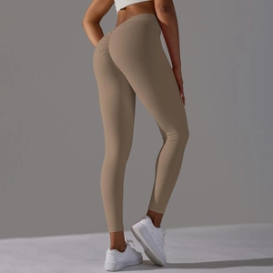 Détail du legging de yoga kaki avec effet push-up fessier et taille haute gainante