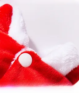 Gros plan d'une tenue festive rouge pour animaux avec col blanc doux et bouton-pression