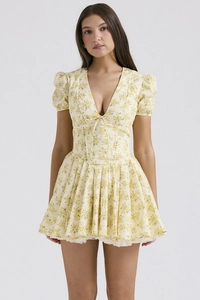 Detail der Puffärmel und des tiefen V-Ausschnitts an einem floralen Minikleid für Damen