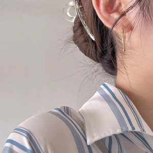 Elegant 925 silver Mobius earrings and clear acrylic clip on a stylish model