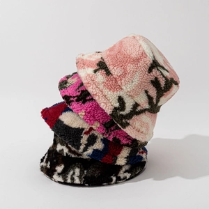 Bobs d'hiver en polaire avec motifs camouflage en plusieurs couleurs chaudes