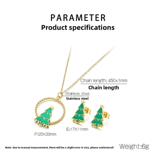Detailsicht des vergoldeten Edelstahl-Schmucksets mit Weihnachtsbaum-Emaille und Ohrringen