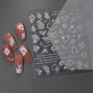 Adesivi per unghie 3D fiori bianchi Co-167 con perle e paillettes su unghie rosa curate