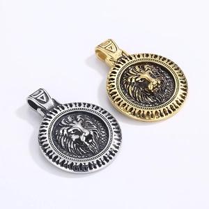 Détail macro de pendentifs tête de lion en or et argent avec bords flammés
