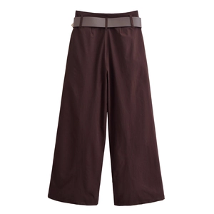 Pantaloni larghi marroni retrò da donna con cintura grigia e vita alta casual