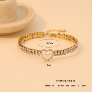 Dettaglio del bracciale con cuore, perla e zirconi in acciaio dorato con dimensioni