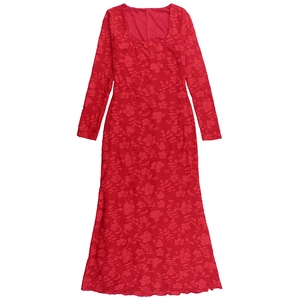 Dettaglio dell'abito rosso con spalle scoperte in tessuto jacquard floreale a maniche lunghe