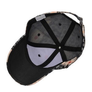 Casquette de baseball à carreaux beige avec motifs de cœurs rouges et filet arrière