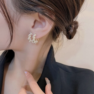 C-shaped gold-plated pearl hoop earrings with woven design for a modern minimalist look