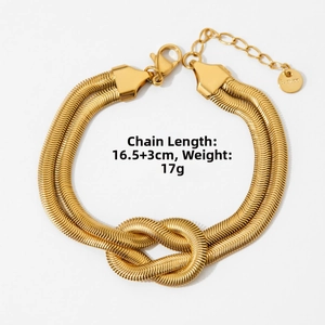 Dettaglio di un bracciale a catena serpente in acciaio inossidabile dorato con nodo centrale