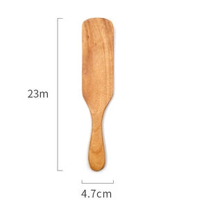 Detailansicht eines Teakholz-Pfannenwenders, 23 cm x 4,7 cm, für die Küche