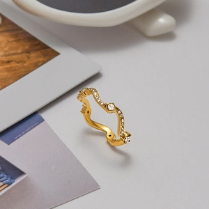 Bague ondulée élégante en acier inoxydable doré avec cristaux et zircon central