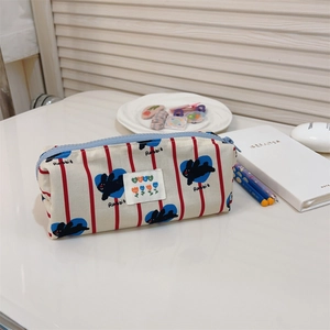Détail de la trousse en toile à rayures rouges avec lapins noirs et fermeture éclair