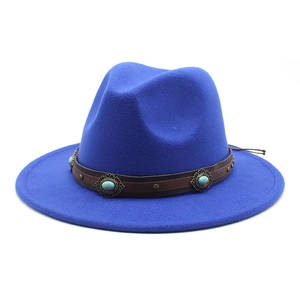 Détail d'un chapeau fedora bleu marine avec ruban en cuir et perles turquoise