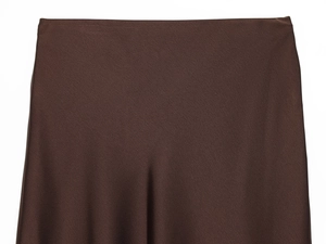 Detailansicht des dunkelbraunen Satin-Rockstoffs mit glatter Textur und Glanzfinish