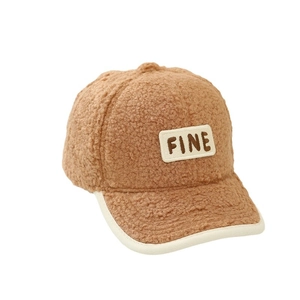 Casquette enfant en polaire marron avec broderie FINE et texture pelucheuse chaude