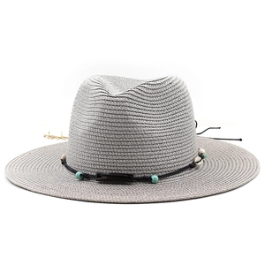 Détail du chapeau Panama gris avec cordon décoratif à perles de style bohème