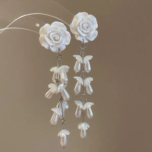 Boucles d'oreilles élégantes à pampilles fleurs blanches et gouttes de perles