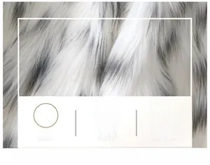 Gros plan sur un tissu en laine duveteux avec texture douce et motif de fourrure gris-blanc